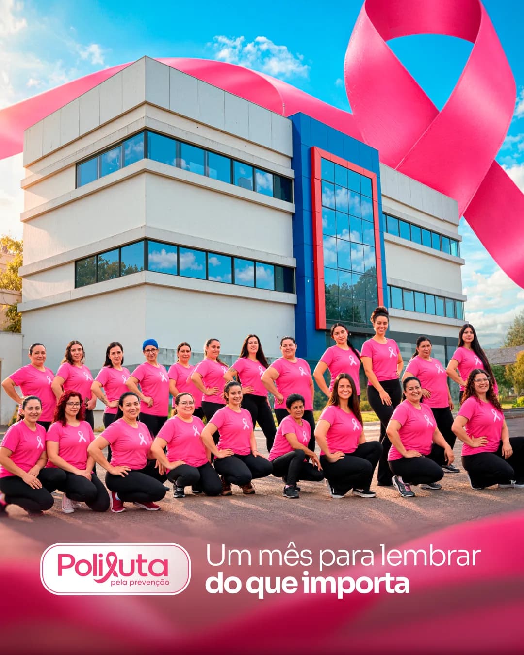 Arte de Outubro Rosa com as colaboradoras em frente à sede da Polijuta